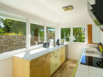 Cuisine ou kitchenette dans l'établissement Holiday Home Bretagne Loctudy Haus Les Camélias 3 Personen by Interhome
