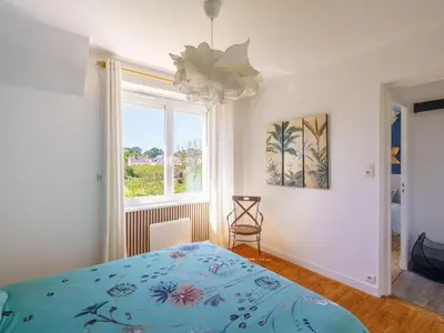 Un ou plusieurs lits dans un hébergement de l'établissement Holiday Home Bretagne Loctudy Haus Les Camélias 3 Personen by Interhome