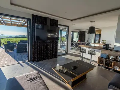 Coin salon dans l'établissement Holiday Home Villa mit Meerblick und privatem Spa - les gîtes de Fabie by Interhome