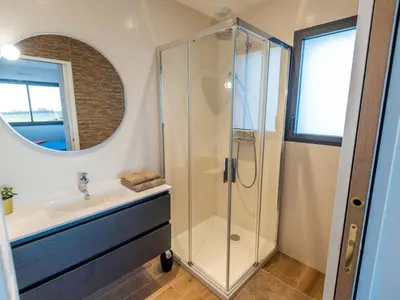 Salle de bains dans l'établissement Holiday Home Villa mit Meerblick und privatem Spa - les gîtes de Fabie by Interhome