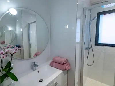 Salle de bains dans l'établissement Holiday Home Villa mit Meerblick und privatem Spa - les gîtes de Fabie by Interhome