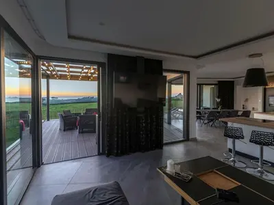 Coin salon dans l'établissement Holiday Home Villa mit Meerblick und privatem Spa - les gîtes de Fabie by Interhome