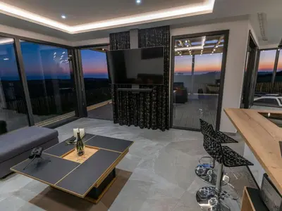Télévision ou salle de divertissement dans l'établissement Holiday Home Villa mit Meerblick und privatem Spa - les gîtes de Fabie by Interhome