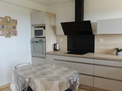 Cuisine ou kitchenette dans l'établissement Holiday Home Haus mit Garten und herrlichem Meerblick by Interhome