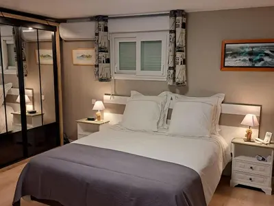 Un ou plusieurs lits dans un hébergement de l'établissement Holiday Home kleines Loft im Erdgeschoss in der Nähe von Bénodet by Interhome