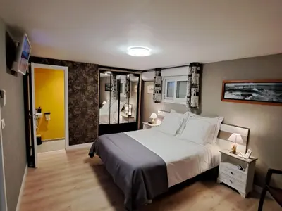 Un ou plusieurs lits dans un hébergement de l'établissement Holiday Home kleines Loft im Erdgeschoss in der Nähe von Bénodet by Interhome