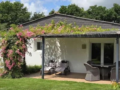 Jardin de l'établissement Holiday Home kleines Loft im Erdgeschoss in der Nähe von Bénodet by Interhome