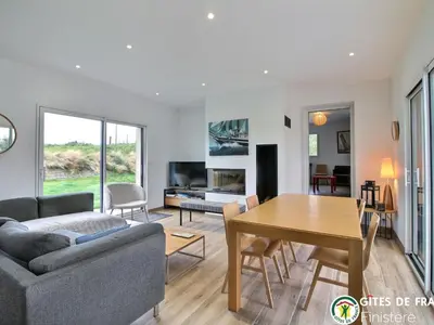Télévision ou salle de divertissement dans l'établissement Holiday Home Ein Haus auf der Düne- direkter Zugang zum Strand by Interhome