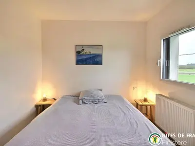 Un ou plusieurs lits dans un hébergement de l'établissement Holiday Home Ein Haus auf der Düne- direkter Zugang zum Strand by Interhome
