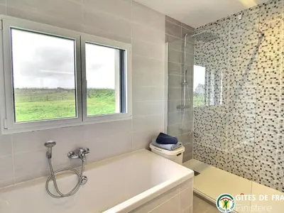 Salle de bains dans l'établissement Holiday Home Ein Haus auf der Düne- direkter Zugang zum Strand by Interhome