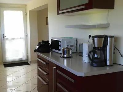 Cuisine ou kitchenette dans l'établissement Holiday Home Maison du Rheun Trégondern in Saint-Pol-de-Léon by Interhome