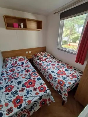 Un ou plusieurs lits dans un hébergement de l'établissement Mobilhome tout confort domaine de kerlann