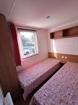 Un ou plusieurs lits dans un hébergement de l'établissement Mobilhome tout confort domaine de kerlann