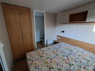Un ou plusieurs lits dans un hébergement de l'établissement Mobilhome tout confort domaine de kerlann