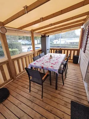 Balcon ou terrasse dans l'établissement Mobilhome tout confort domaine de kerlann