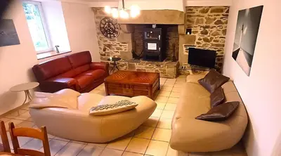 Coin salon dans l'établissement Refuge Secret en Bretagne - Mer & Nature à Deux Pas !