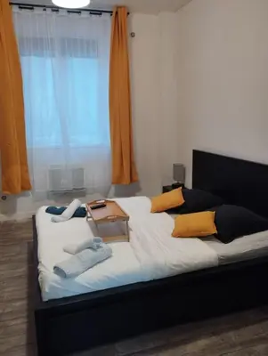 Un ou plusieurs lits dans un hébergement de l'établissement Appartement BREST avec TV dans la chambre et le salon