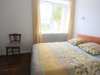Un ou plusieurs lits dans un hébergement de l'établissement Appartement confortable 150m de la plage avec jardin clos - FR-1-481-186