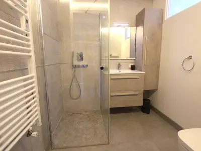 Salle de bains dans l'établissement Appartement confortable 150m de la plage avec jardin clos - FR-1-481-186