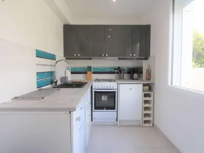 Cuisine ou kitchenette dans l'établissement Appartement confortable 150m de la plage avec jardin clos - FR-1-481-186