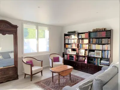 Bibliothèque dans la maison de vacances