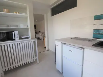 Cuisine ou kitchenette dans l'établissement Appartement confortable 150m de la plage avec jardin clos - FR-1-481-186