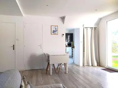 Télévision ou salle de divertissement dans l'établissement Appartement confortable 150m de la plage avec jardin clos - FR-1-481-186