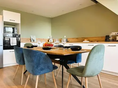 Cuisine ou kitchenette dans l'établissement T4 rénové à La Forêt-Fouesnant, proche baie - FR-1-481-187