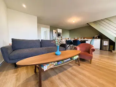 Coin salon dans l'établissement T4 rénové à La Forêt-Fouesnant, proche baie - FR-1-481-187