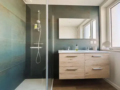 Salle de bains dans l'établissement T4 rénové à La Forêt-Fouesnant, proche baie - FR-1-481-187