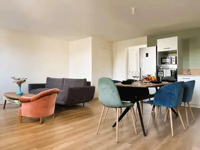 Coin salon dans l'établissement T4 rénové à La Forêt-Fouesnant, proche baie - FR-1-481-187