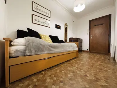 Un ou plusieurs lits dans un hébergement de l'établissement Studio à Bénodet avec balcon, vue mer et garage - FR-1-481-188