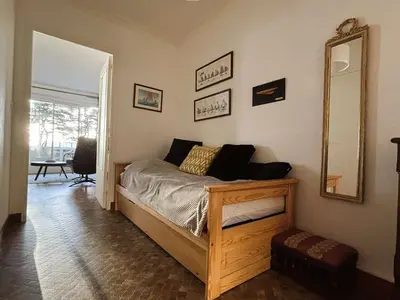 Un ou plusieurs lits dans un hébergement de l'établissement Studio à Bénodet avec balcon, vue mer et garage - FR-1-481-188