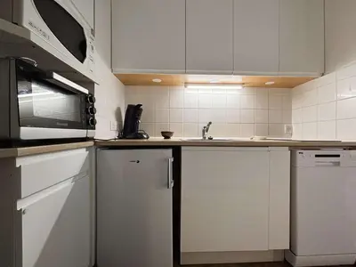 Cuisine ou kitchenette dans l'établissement Studio à Bénodet avec balcon, vue mer et garage - FR-1-481-188