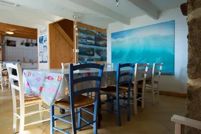 Coin salon dans l'établissement Maison sur le quai face à l'océan