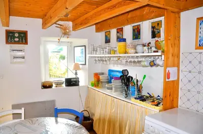 Cuisine ou kitchenette dans l'établissement Maison sur le quai face à l'océan