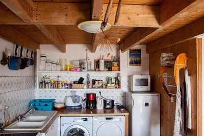 Cuisine ou kitchenette dans l'établissement Maison sur le quai face à l'océan