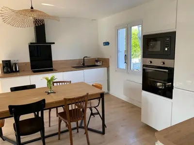 Cuisine ou kitchenette dans l'établissement Petite maison de pêcheur pour 4 Personnes au bord de mer