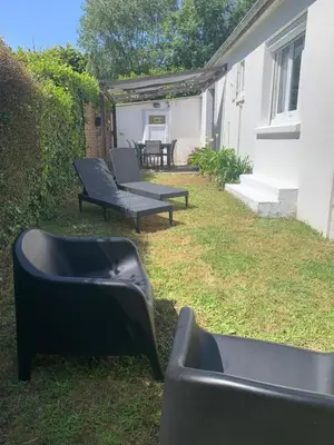 Jardin de l'établissement Petite maison de pêcheur pour 4 Personnes au bord de mer