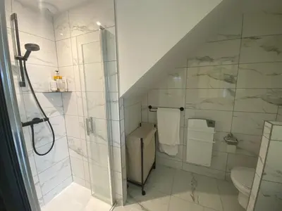Salle de bains dans l'établissement Penty plage Kersiguenou - Espace balnéo