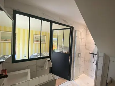 Salle de bains dans l'établissement Penty plage Kersiguenou - Espace balnéo