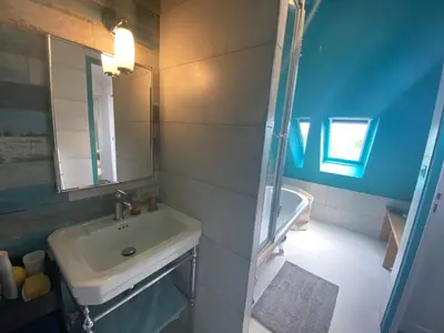 Salle de bains dans l'établissement Penty plage Kersiguenou - Espace balnéo