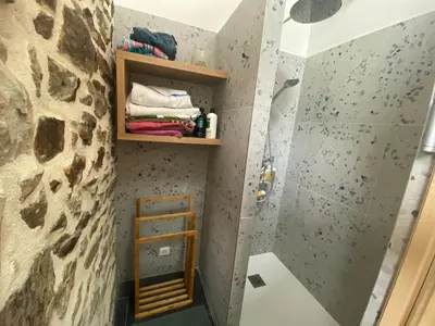 Salle de bains dans l'établissement Penty plage Kersiguenou - Espace balnéo