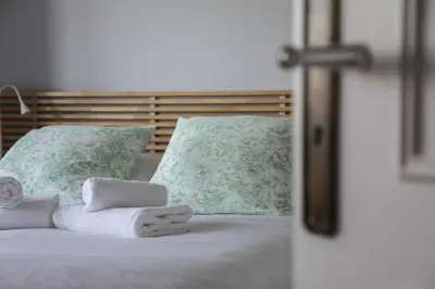 Un ou plusieurs lits dans un hébergement de l'établissement magnifique villa vue mer avec piscine