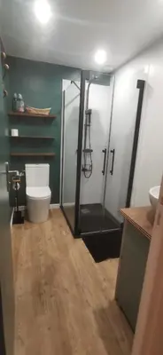 Salle de bains dans l'établissement Les Notes de Granit - longère en pierre
