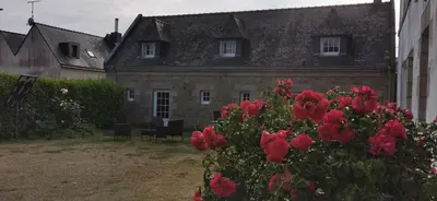 Jardin de l'établissement Les Notes de Granit - longère en pierre