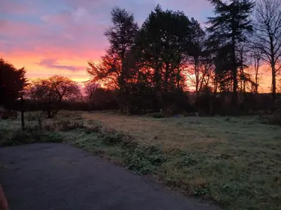 Lever ou coucher de soleil vu de le séjour chez l'habitant ou à proximité