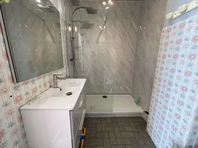 Salle de bains dans l'établissement Appartement T2 avec balcon à La Forêt-Fouesnant - FR-1-481-189