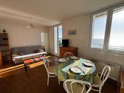 Coin salon dans l'établissement Appartement T2 avec balcon à La Forêt-Fouesnant - FR-1-481-189