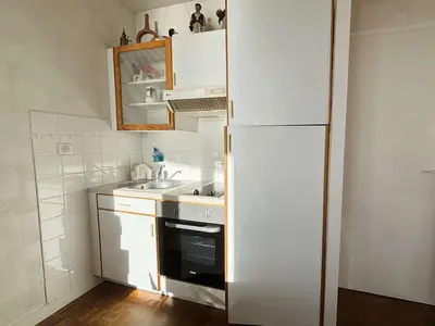 Cuisine ou kitchenette dans l'établissement Appartement T2 avec balcon à La Forêt-Fouesnant - FR-1-481-189
